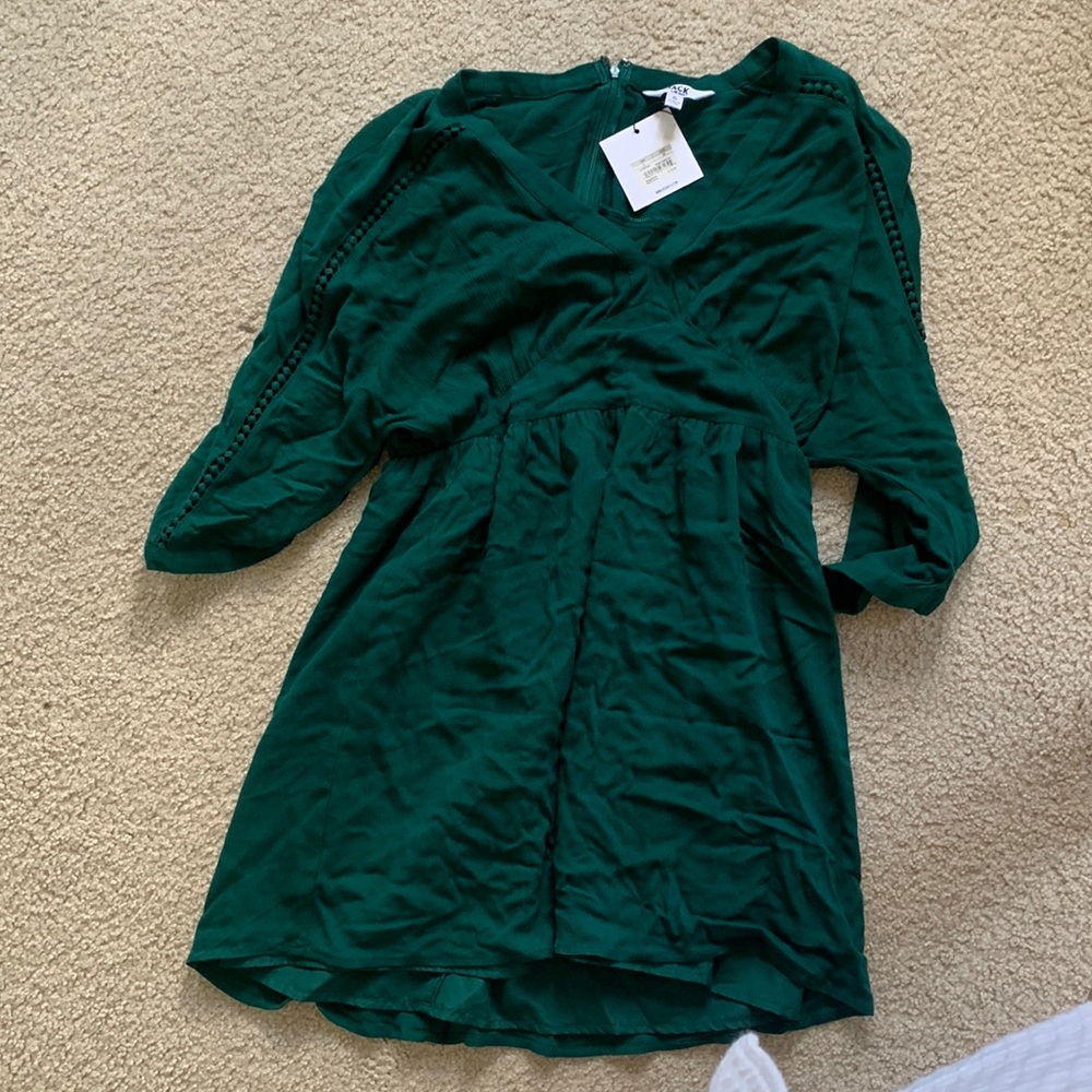 Gorgeous emerald dress!